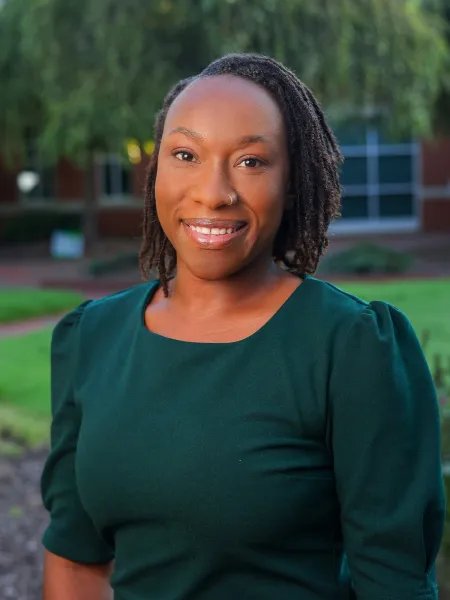 LaTia Headshot